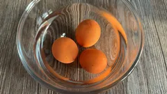 Læg aldrig æg i koldt vand efter kogning.