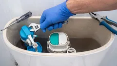 Toilettet lækker efter skylning. Tre løsninger til at løse dette konstante lækageproblem