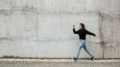 Hvorfor vi svinger armene, når vi går. Og hvordan man gør det korrekt.